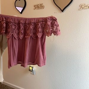 Tops off shoulder